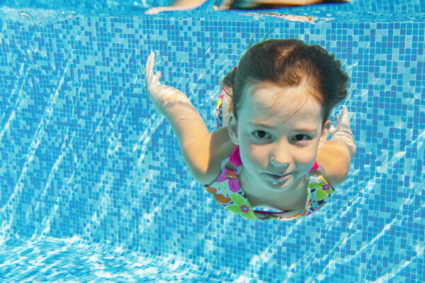 游泳的小女孩图片