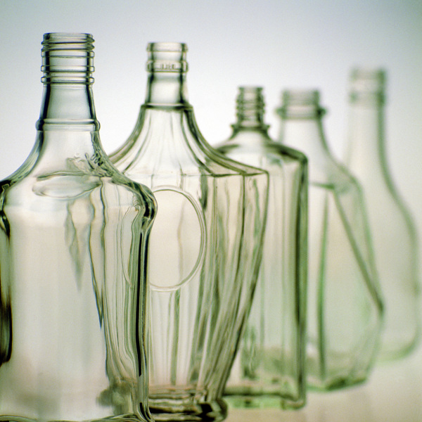 透明酒瓶摄影图