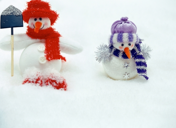 红帽子雪人带雪橇