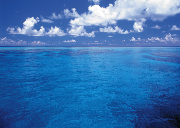 蓝天白云下的海平面图片素材