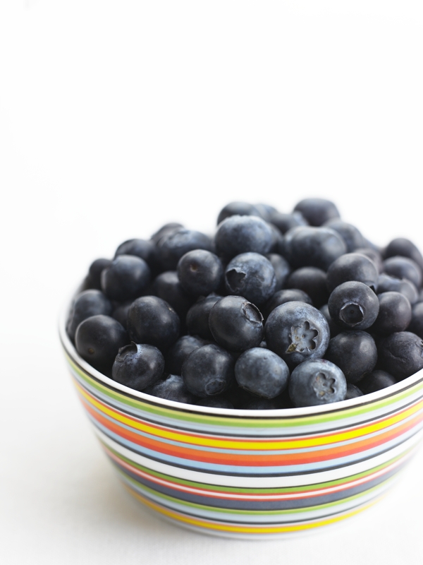 彩色盘子内的蓝莓水果
