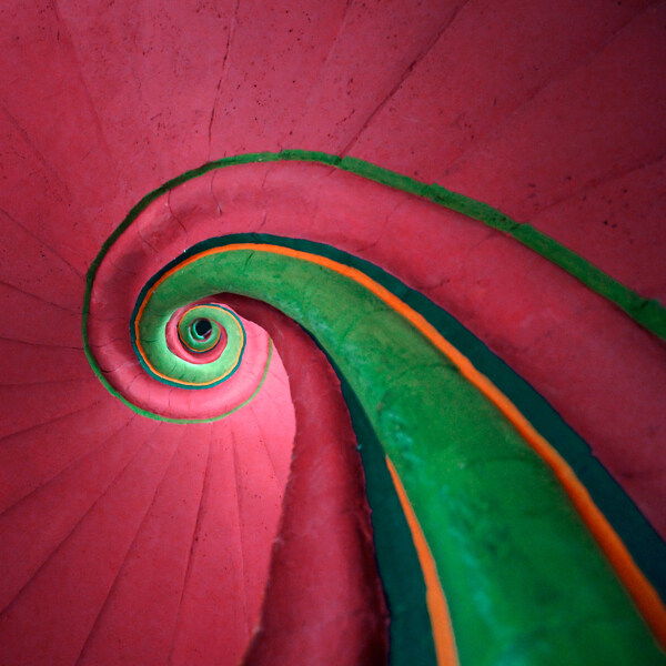 紫红色螺旋楼梯