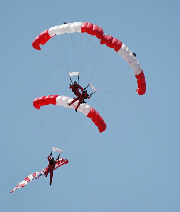 跳伞极限运动图片