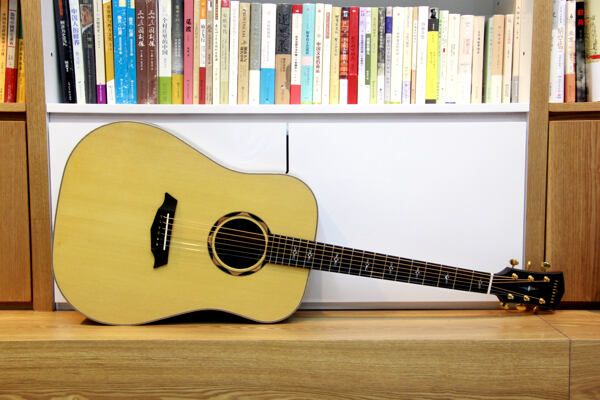书店里的木吉他