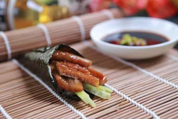 鳗鱼手卷寿司图片
