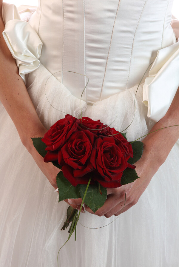 捧着玫瑰花的新娘图片