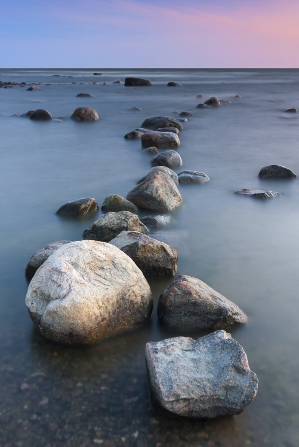 美丽海滩上的石头图片