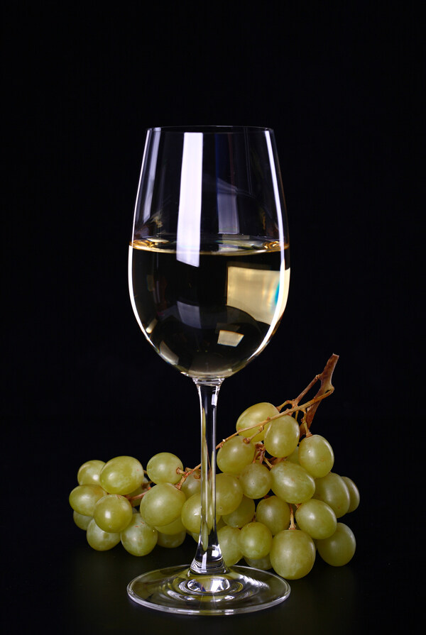 青葡萄与葡萄酒图片