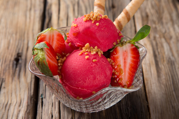 草莓冰淇淋美食