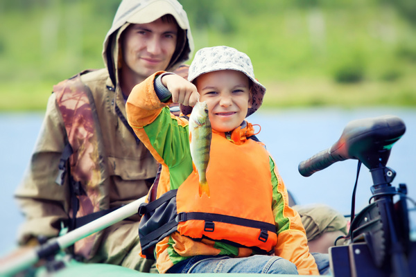 和孩子钓鱼的父亲图片