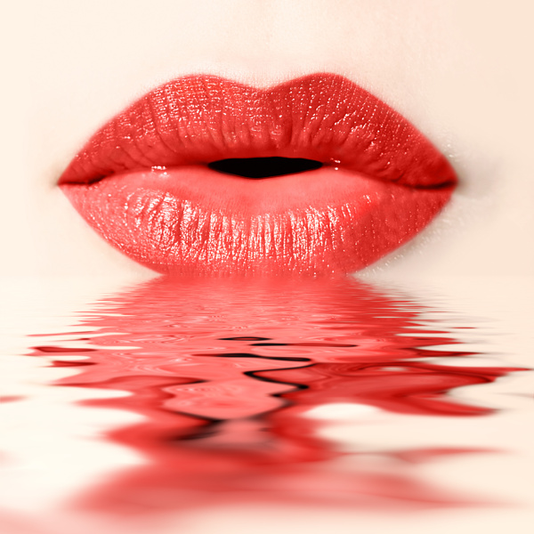 红唇水倒影图片
