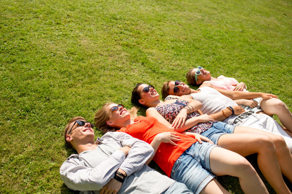 整齐的躺在草地上的人们图片