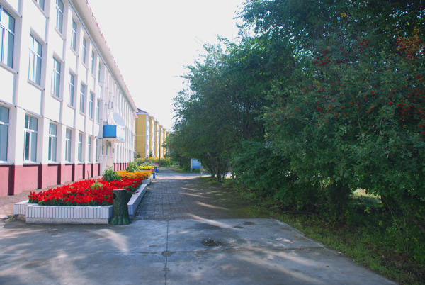 根河一中北教学楼前图片