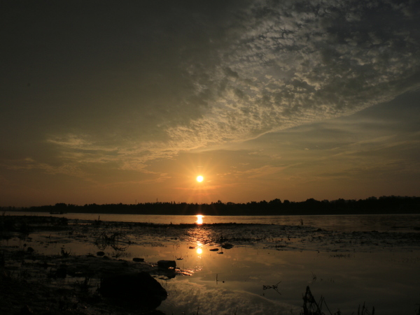 淠河落日图片