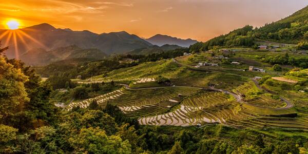 夕阳下的大山风景