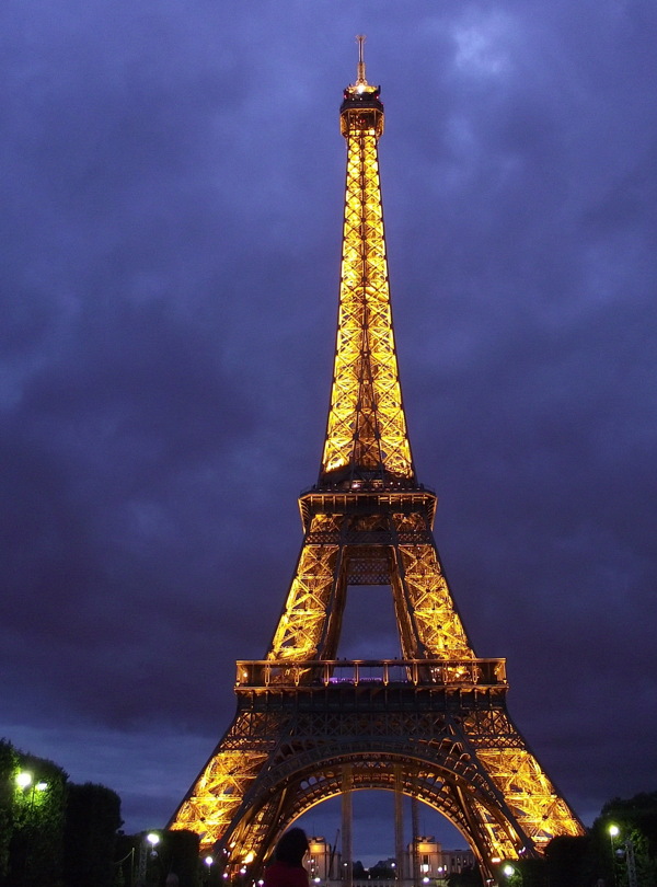 美丽的巴黎埃菲尔铁塔夜景图片
