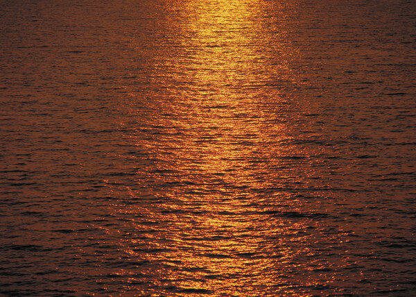 黄昏下的海平面图片