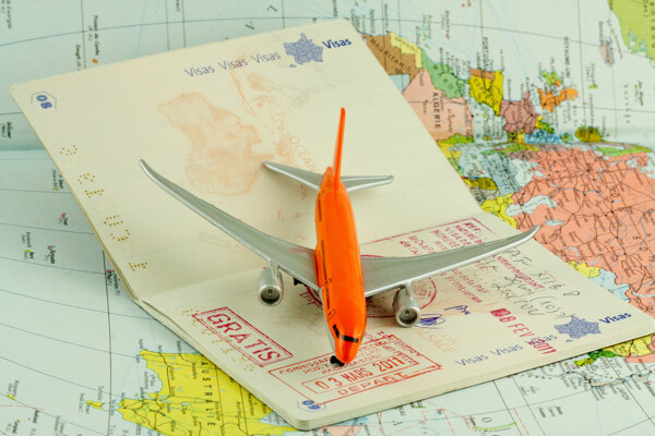 出国签证与飞机模型图片