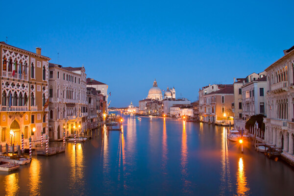 夜色下的威尼斯河道图片图片