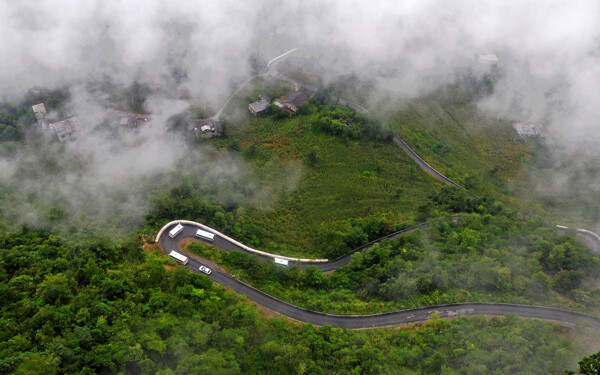 雨雾大峡谷图片