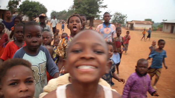 快乐的非洲儿童按照股票视频摄像机视频免费下载