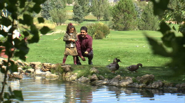 父亲和女儿走近池塘2股票的录像视频免费下载