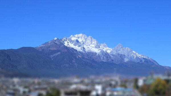 雪山远景