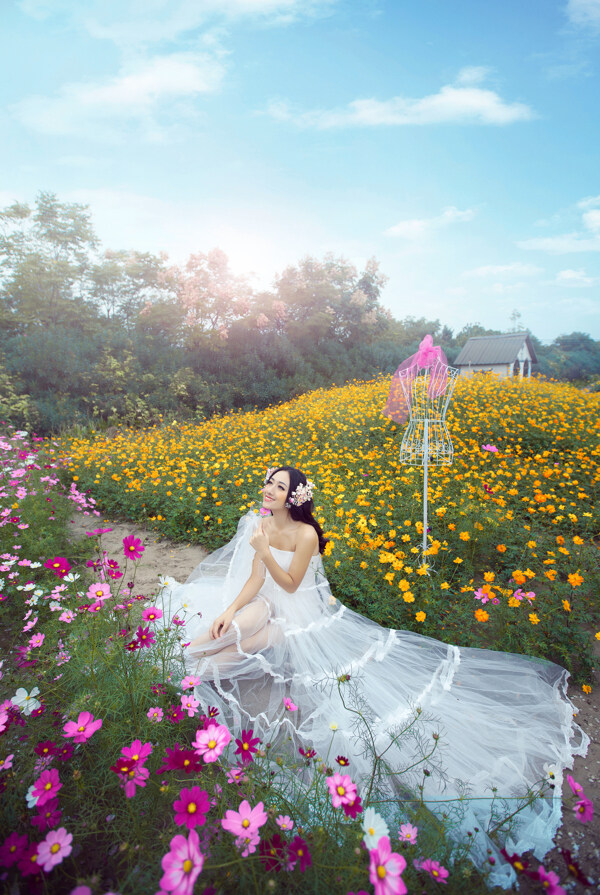 坐在花丛中的美丽新娘图片