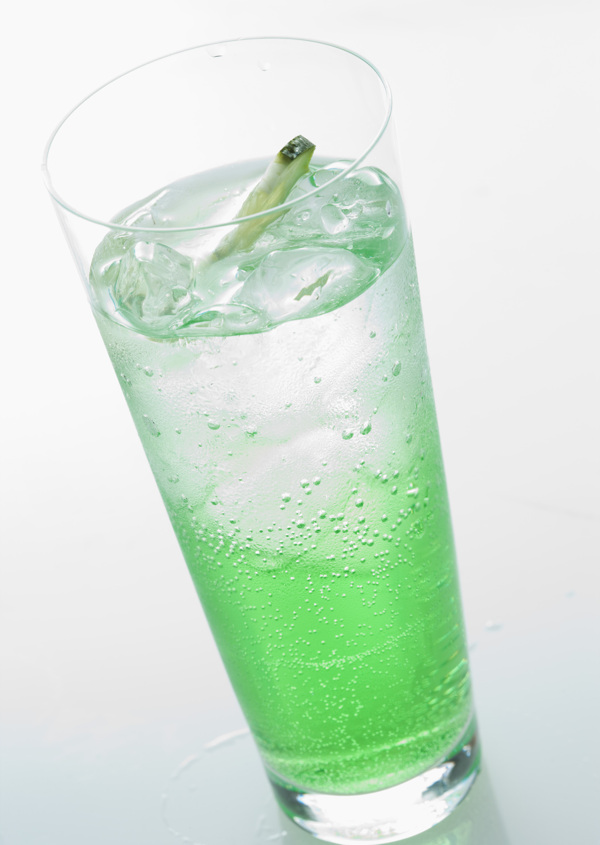 加了柠檬片和冰块的绿色饮料