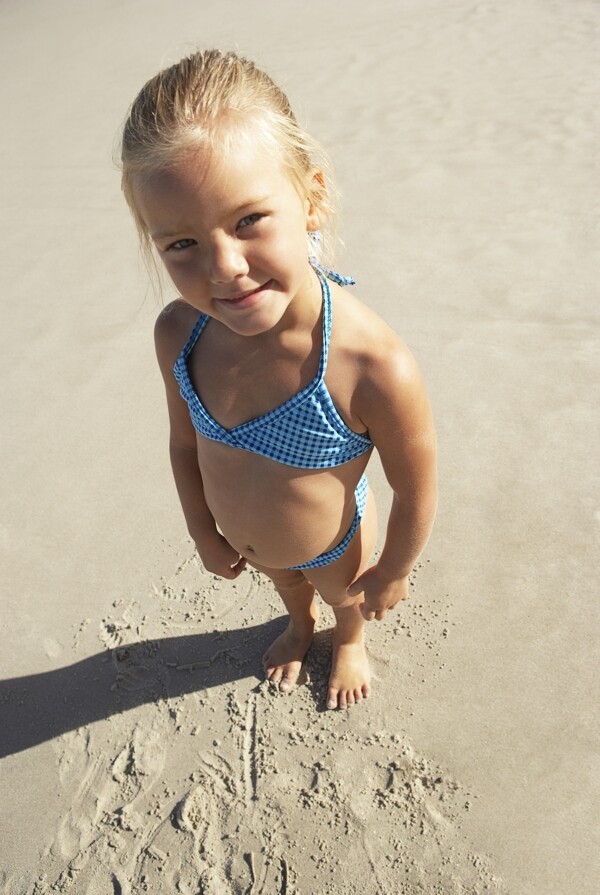站在沙滩上的小女孩图片