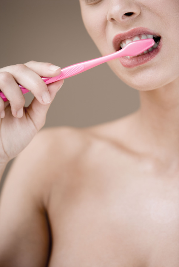 刷牙的SPA美容人物高清大图图片