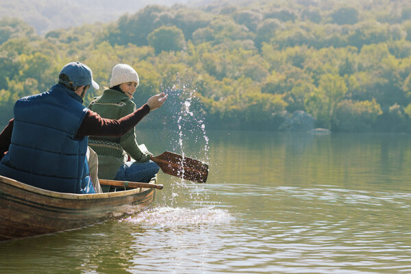 木船上玩水的夫妻图片