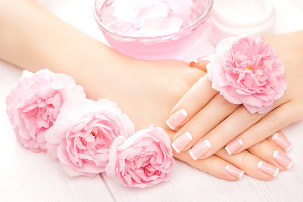 粉色花朵手部护理图片