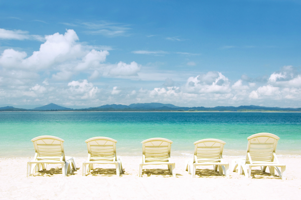 海边沙滩上的躺椅图片