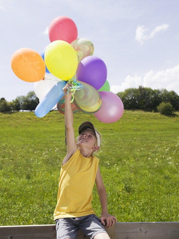 手举气球的男孩图片