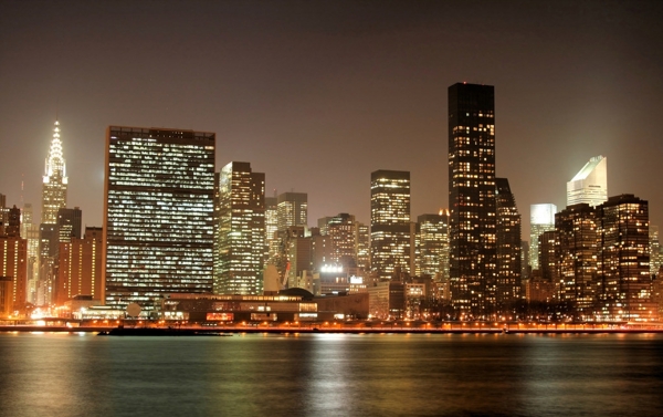 纽约曼哈顿的繁华夜景图片