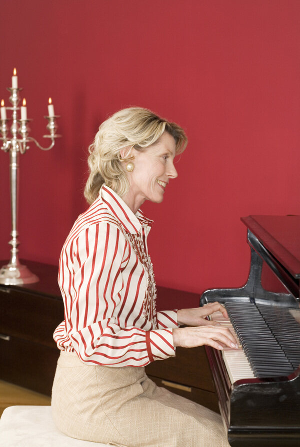 弹钢琴的老奶奶图片