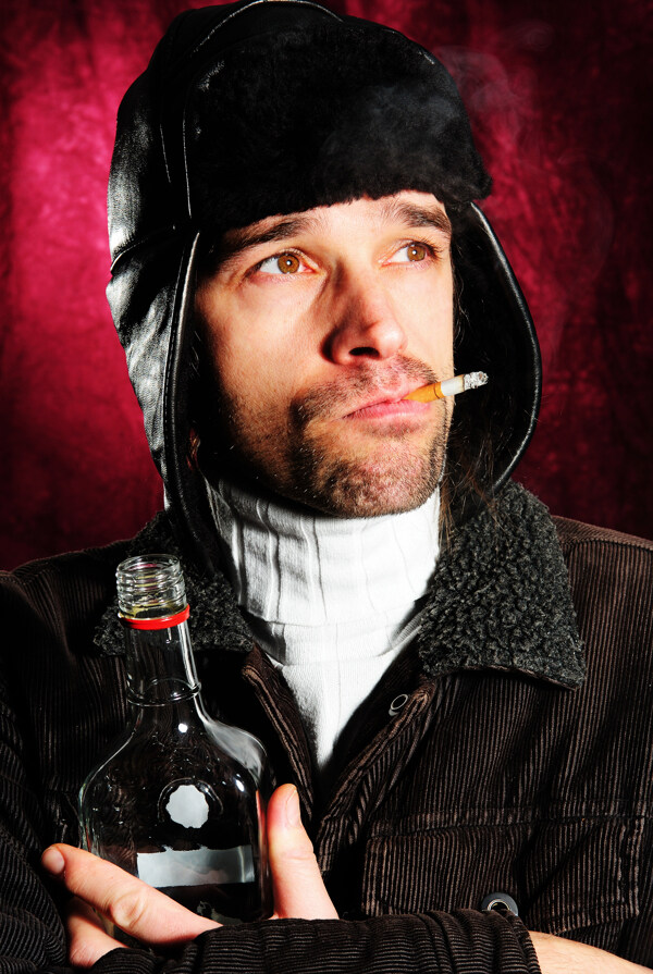 吸烟喝酒的男人图片