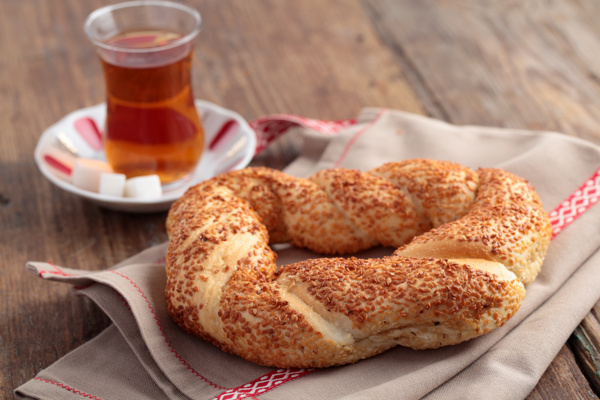 土耳其茶与面包圈图片