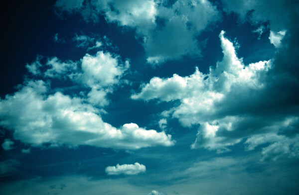 天空中漂浮的云朵图片
