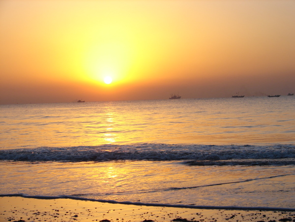 朝阳海滩图片