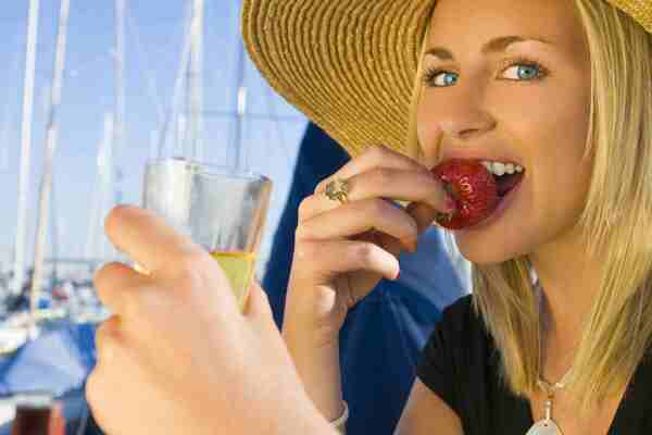 吃草莓喝果汁的女人图片