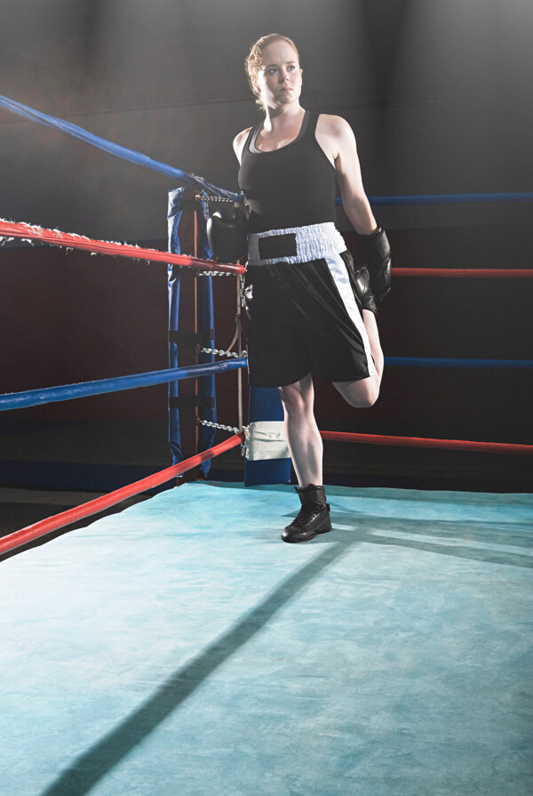 单腿站立训练的女拳击手图片图片