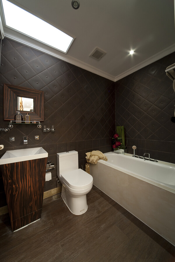 现代简约浴室深色木制背景墙室内装修效果图