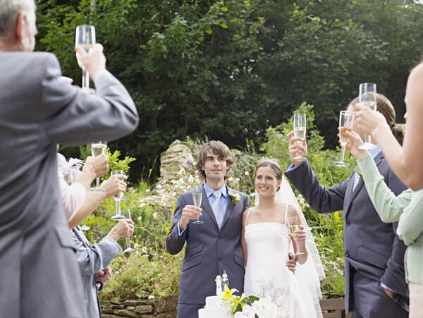 婚礼上举杯的新郎新娘和嘉宾图片