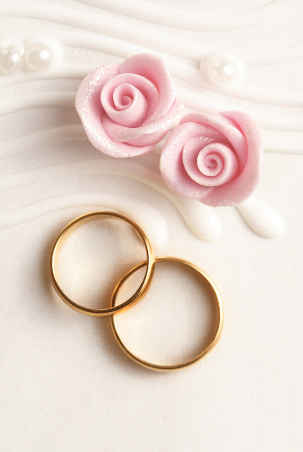 玫瑰花与黄金戒指图片