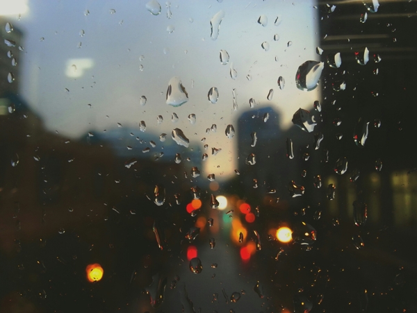 玻璃后的雨中城市街道灯光