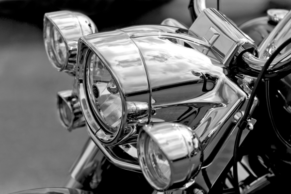 照明灯的摩托车图片