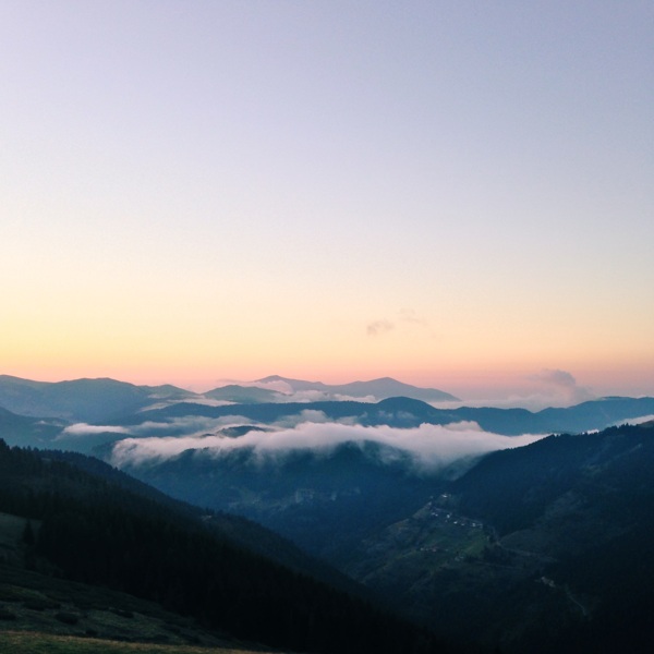 唯美群山风景图片