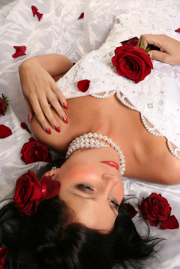 外国新娘与玫瑰花图片